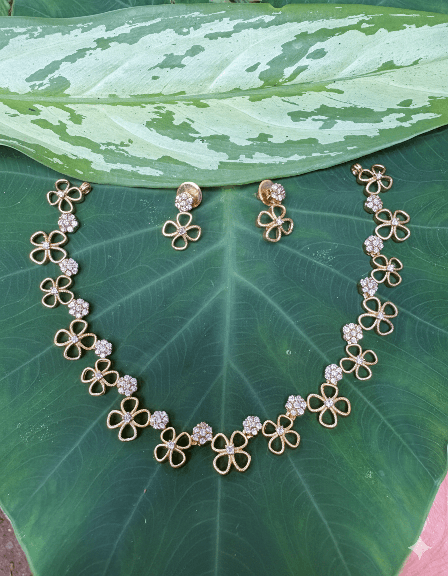 White flower necklace - ROYAL MIRAR